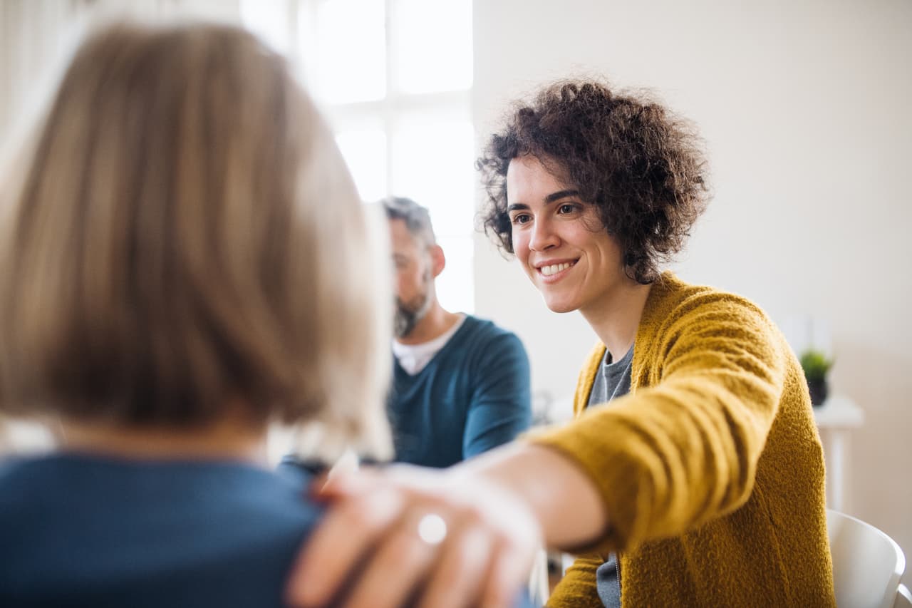 <b>Puesto 20. Consejeros de abuso de sustancias, trastornos del comportamiento y salud mental</b>. 
<br>
<br>Número de nuevos trabajos proyectados entre 2019 y 2029: 79,000.
<br>
<br>Salario promedio anual (2019): 46,240 dólares.
<br>
<br>Estos trabajadores brindan tratamiento y asesoran a las personas que sufren de alcoholismo, adicción a las drogas u otros problemas mentales o del comportamiento. Debido al envejecimiento de la población y el aumento de la expectativa de vida, varios trabajos en el área de la salud crecerán en los próximos años.