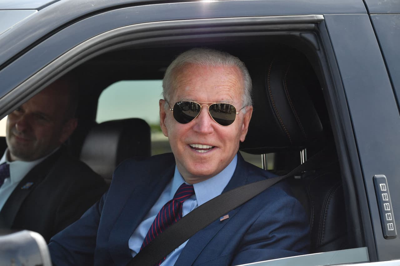 <b>Presidente de los Estados Unidos</b>
<br>
<br>
<b>Salario: 400,000 dólares al año.</b>
<br>
<br>Tal como ocurrió con 
<a href="https://www.univision.com/temas/joe-biden"><u>Joe Biden</u></a>, solo si puede convencer a suficientes personas en los estados correctos para que voten por usted logrará obtener este empleo.
<br>
<br>Es una vacante que queda libre solo cada cuatro años y la postulación es muy costosa. Para ejercer este cargo deberá tener al menos 35 años, ser ciudadano de Estados Unidos por nacimiento y haber vivido en el país durante al menos 14 años.
<br>
<br>El presidente 
<a href="https://www.businessinsider.com/financial-perks-president-of-the-united-states-2018-7"><u>se mantiene en la nómina del gobierno después de dejar el cargo</u></a>, recibe un bono de 50,000 dólares anuales en gastos, una cuenta para viajes libre de impuestos de 100,000 dólares y 19,000 dólares para entretenimiento.
<br>
<br>La vicepresidenta 
<a href="https://www.univision.com/temas/kamala-harris"><u>Kamala Harris</u></a> gana un poco más de la mitad de lo que gana Biden, unos 243,500 dólares al año.