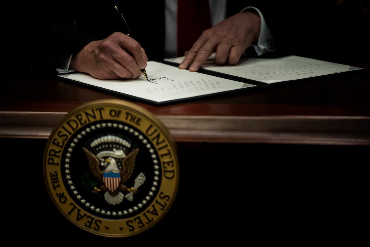 <b>Día 97/Abril 26: <a href="http://www.univision.com/noticias/pequenos-y-valiosos/donald-trump-propone-creditos-contributivos-para-ayudar-en-el-pago-de-guarderias-infantiles" target="_blank">Donald Trump</a></b> 
<b><a href="http://www.univision.com/noticias/politica/trump-presentara-una-rebaja-fiscal-historica-que-beneficiara-a-las-corporaciones">anuncia que presentará una propuesta con ideas como simplificar las declaraciones y reducir los impuestos -del 35% al 15% para empresas</a></b>- con el objetivo de generar crecimiento económico, aunque algunos expertos ponen en duda la eficacia de esta estrategia. El secretario del Tesoro, Steven Mnuchin, confirmó este miércoles los planes de Trump, que calificó como la "mayor reforma fiscal en la historia de Estados Unidos".
<br>