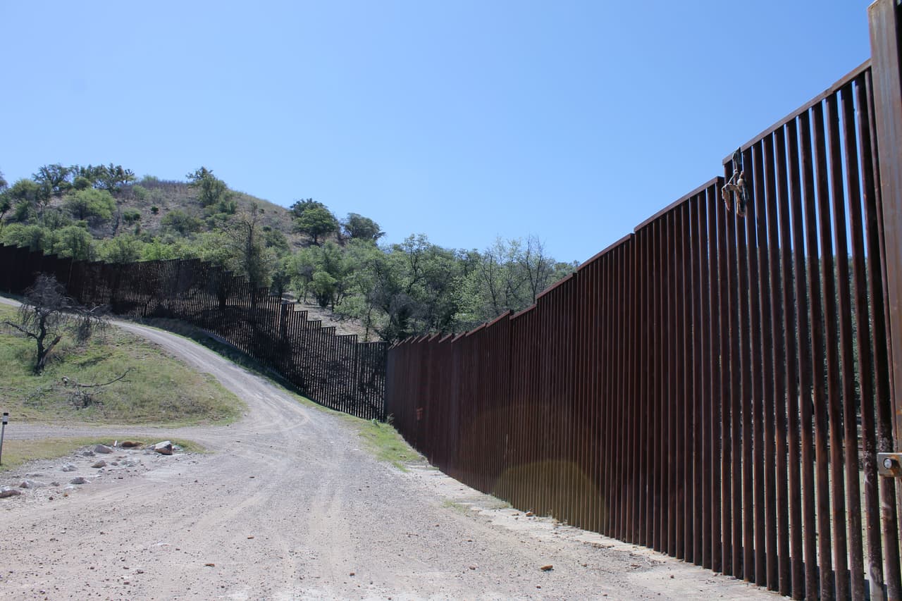 Imagén del muro fronterizo al oeste de Nogales, Arizona.