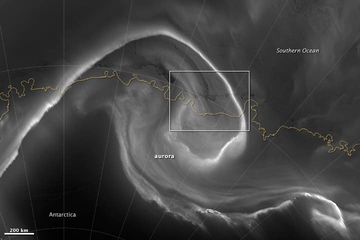 <b>Auroras iluminan la noche antártica. </b>El 15 de julio de 2012, un satélite capturó esta vista nocturna de la aurora austral, o "luces del sur", sobre la Antártida. La luz de la aurora era lo suficientemente brillante como para iluminar el borde de hielo entre la plataforma de hielo y el Océano Austral. En ese momento, la Antártida estaba encerrada en la oscuridad del invierno.
<br>
<br>
