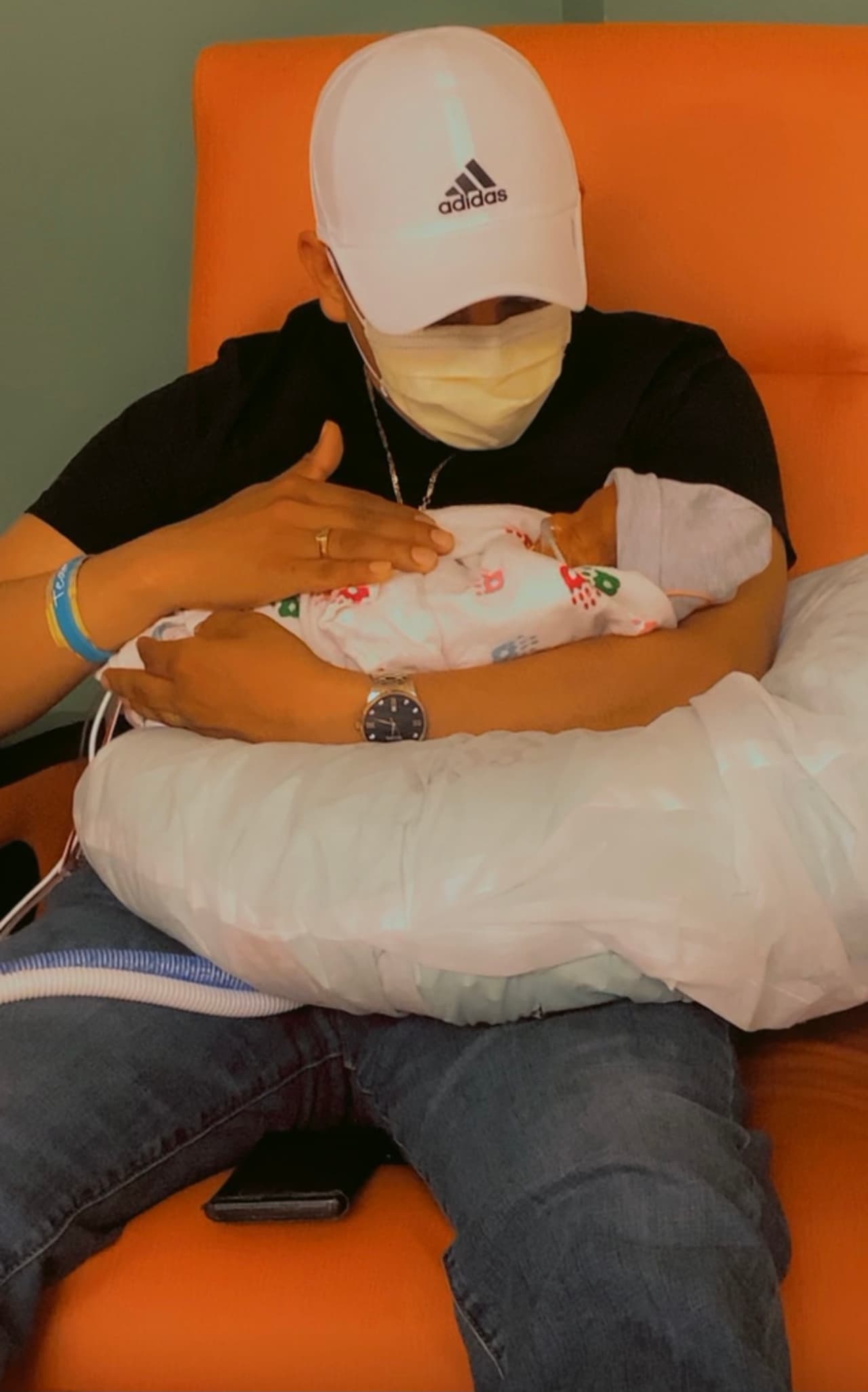 Diagnosticado con hidrocefalia y enterocolitis necrotizante, fue sometido a múltiples cirugías para ambas afecciones durante su larga hospitalización