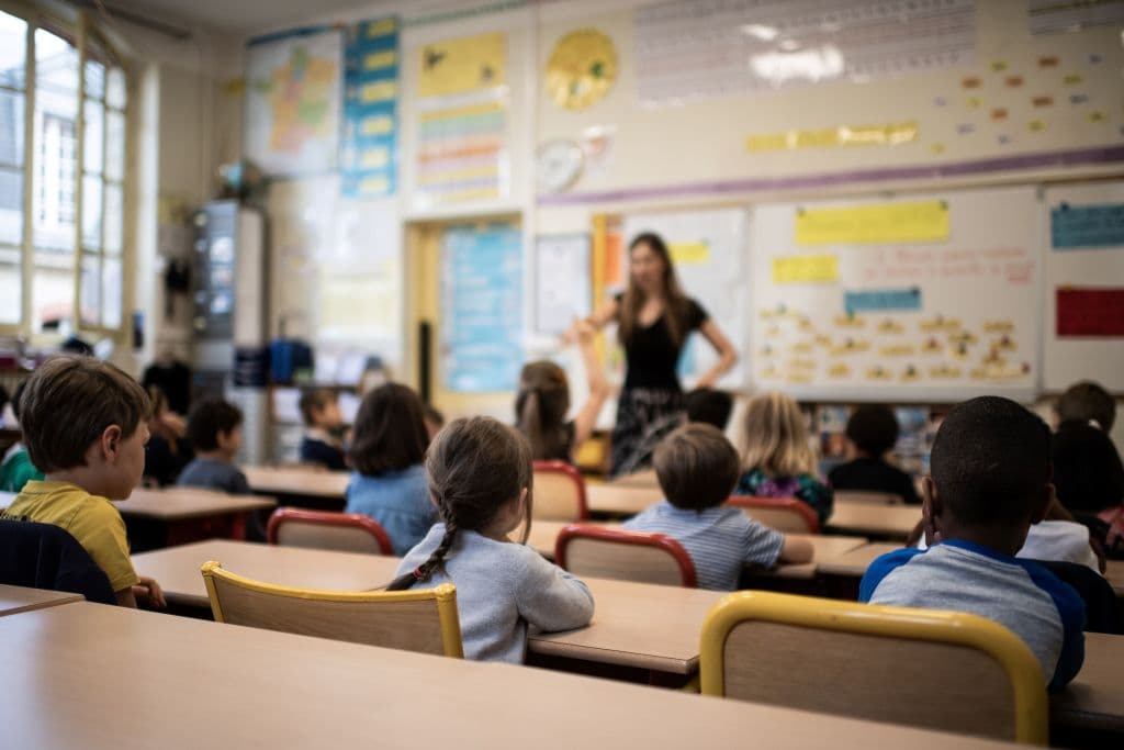 Todas las familias en Florida 
<a href="https://www.univision.com/local/miami-wltv/todas-las-familias-en-florida-tendran-dinero-estatal-disponible-para-llevar-a-sus-hijos-a-escuelas-privadas" target="_blank">pueden pedir un vale escolar o una beca</a>, sin importar sus ingresos o si el estudiante ya asiste a una escuela paga. Tampoco su estatus migratorio, raza o religión.