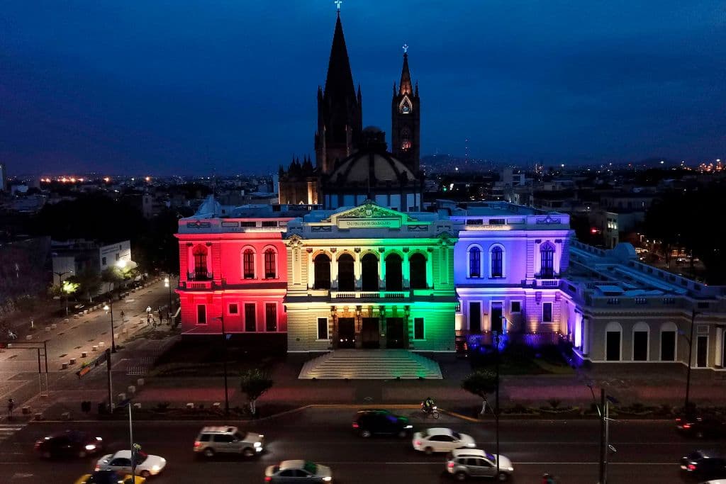 <h3 class="cms-H3-H3"><b>1. Colonia Americana, Guadalajara, México </b></h3>
<br>
<br>Y el número 1 de la lista es un barrio de Guadalajara, México, en donde está el Museo de las Artes Universidad de Guadalajara (MUSA), que aparece en la imagen. 
<br>
<br>Para muchos mexicanos, Guadalajara es la capital cultural del país y la Colonia Americana es justamente el epicentro de su escena más 
<i>underground</i>. Este barrio está junto al Centro histórico, y tiene una combinación vanguardista de art decó y mansiones neoclásicas con ocupaciones de artistas y almaneces adaptados como galerías y locales de música. A finales de noviembre e inicios de diciembre celebra la Feria Internacional del Libro, la más grande de habla hispana, y en la Universidad de Guadalajara se llevan a cabo proyecciones y eventos en vivo.