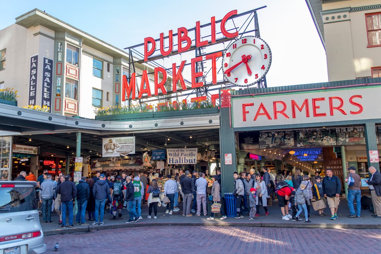 <b>Puesto 19. Washington</b>
<br>
<br>Porcentaje de hogares que reciben cupones de alimentos: 16.3%.
<br>
<br>Total de hogares que reciben cupones de alimentos: 479,207.
<br>
<br>Beneficio promedio por hogar: 205 dólares (el puesto 46 más alto entre todos los estados). 
<br>
<br>Según Feeding America una de cada 10 personas y uno de cada siete 
<a href="https://www.feedingamerica.org/hunger-in-america/washington"><u>niños enfrenta escasez de alimentos en el estado de Washington.</u></a>
<br>
<br>A mediados de agosto de 2021 el gobierno de 
<a href="https://www.univision.com/temas/joe-biden"><u>Joe Biden</u></a> aprobó el mayor aumento en la historia del 
<a href="https://www.univision.com/noticias/dinero/biden-mayor-aumento-de-los-beneficios-de-asistencia-alimentaria-en-la-historia-del-programa-snap"><u>programa de cupones alimenticios SNAP</u></a>.