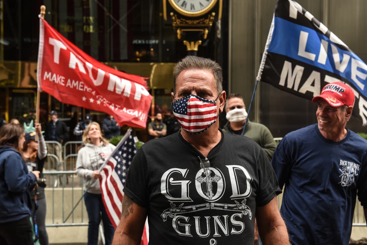Antes de trasladarse a Manhattan, el grupo pro-Trump de unos 200 personas caminaron por Franklin Square, en Long Island durante aproximadamente media hora el sábado por la tarde para mostrar su apoyo a la policía, según indicaron medios locales.