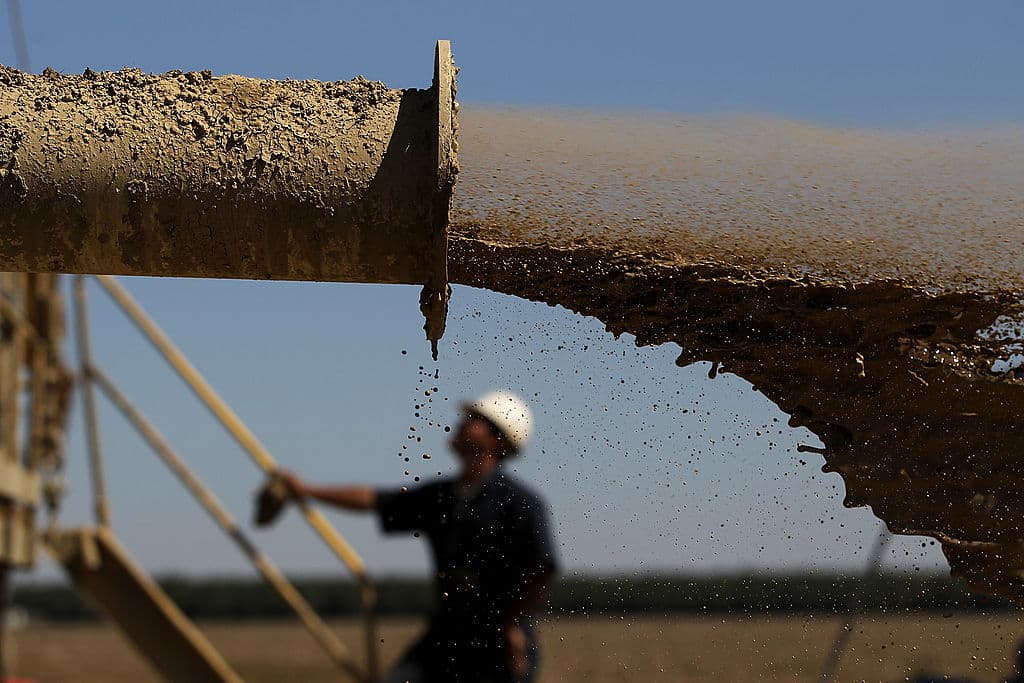 La perforación de un pozo cerca de Mendota, California.