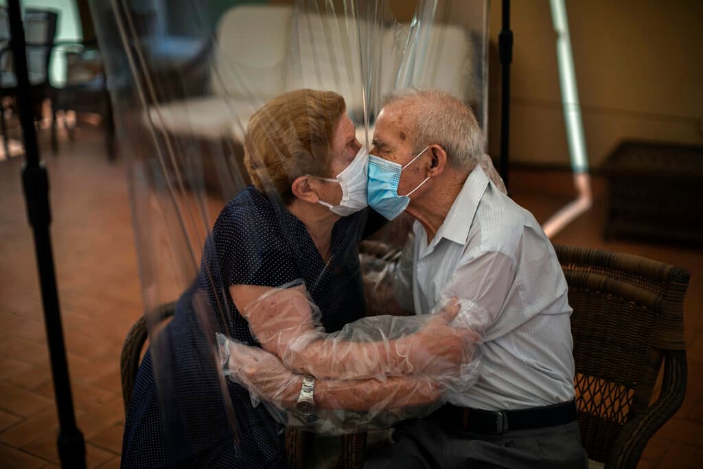 Durante el tiempo que ha durado la pandemia se han visto otras escenas de adultos mayores que viven separados por alguna razón de salud y que se han reencontrado. Tal es el caso de Agustina Canamero, de 81 años, y Pascual Pérez, de 84 años, quienes 
<b>gracias a una cortina plástica</b> pudieron reunirse en un asilo de la misma ciudad de Barcelona en junio de 2020.