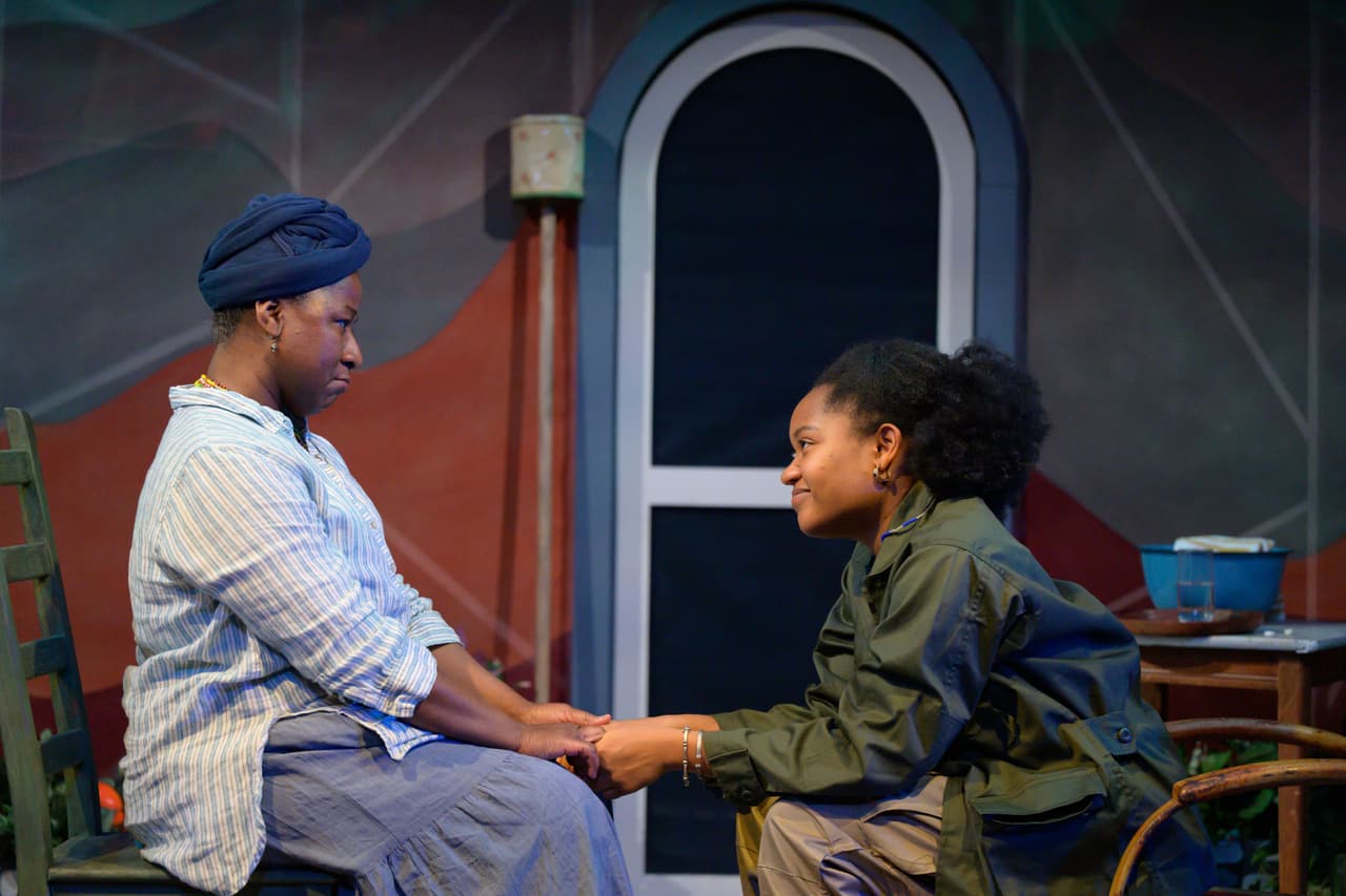 Pasó sus dones a sus descendientes y los visita ahora cuando su pasado colectivo se encuentra con su futuro. All My Mothers Dream en español es una obra onírica física y percusiva en busca de una liberación radical, inspirada en la historia popular afrovenezolana.