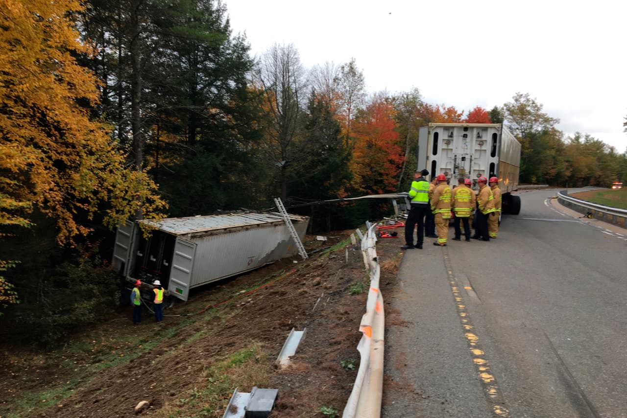 <b>Puesto 17: Massachusetts. </b>En general el inverno en los estados del noreste deterioran más las vías, aunque este no es el caso de Massachusetts, que tiene 17.2% de las carreteras en mal estado, por debajo del promedio nacional. Por otro lado el 9.2% de los puentes se considera estructuralmente deficiente, por encima de la tasa nacional,
<b> </b>y tuvo 53 descarrilamientos de trenes entre 2015 y 2019, 5.0 por cada 100,000 millas de vías.