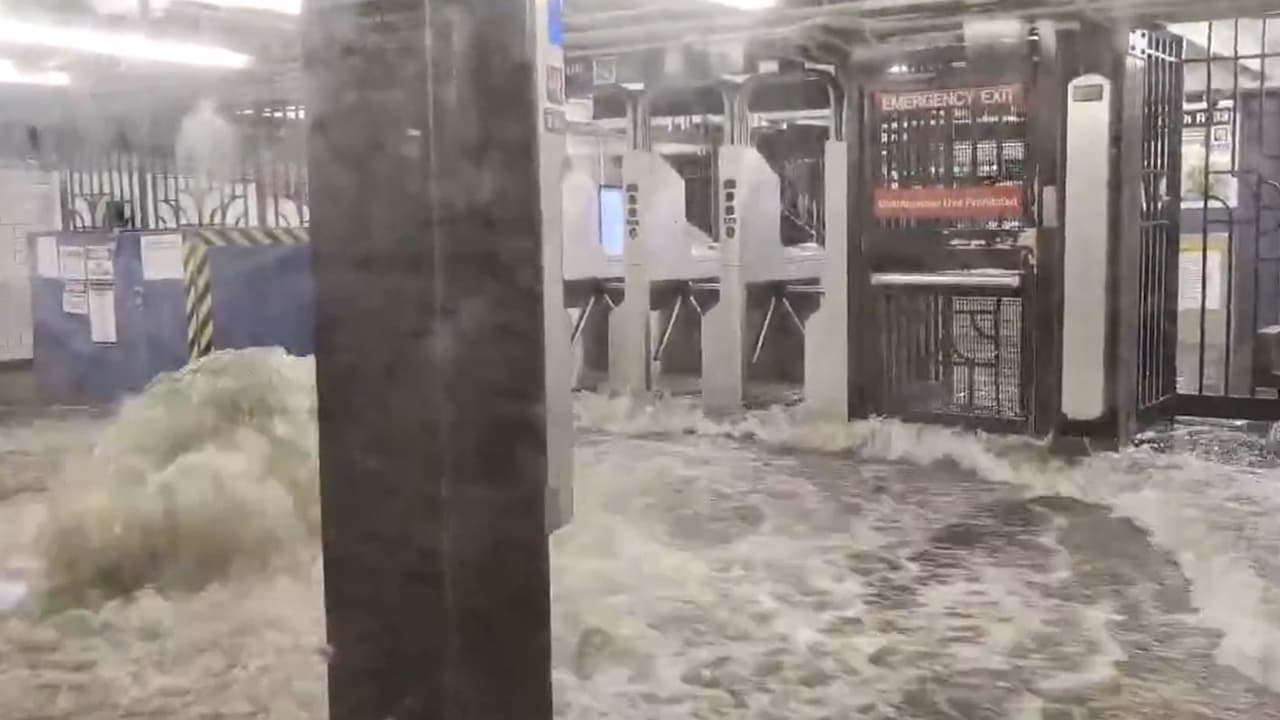 Las imágenes de las severas inundaciones en el metro de Nueva York tras las intensas lluvias