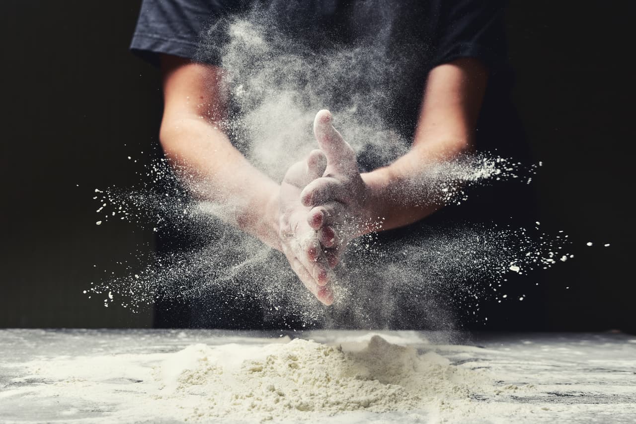 <b>Puesto 19. Harinas y mezclas de harinas preparadas, con un alza del 4.5% entre febrero y junio de 2020. </b>
<br>
<br>Como es el caso de muchos artículos en esta lista, la subida del precio de la harina probablemente está vinculada a un aumento en la demanda. La empresa King Arthur Flour informó que las ventas subieron 2,000% en marzo, en comparación con el mismo mes del año anterior. La harina es un ingrediente fundamental en la repostería, una actividad que ganó popularidad en la cuarentena.
<br>