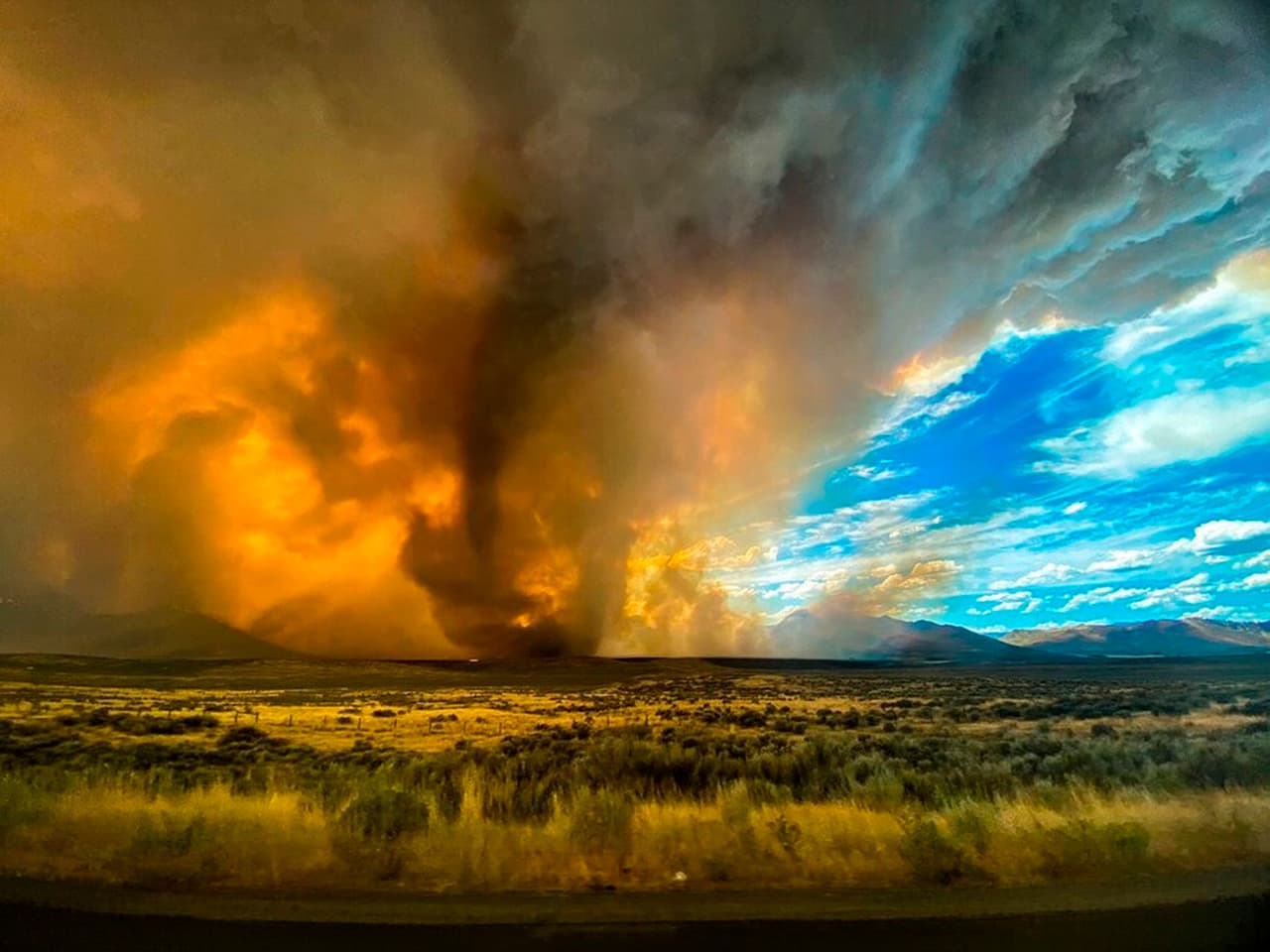 La imagen fue captada por Katelynn y Jordan Hewlett, muestra un embudo en una espesa columna de humo del incendio de Loyalton, en el condado de Lassen, California, el sábado 15 de agosto de 2020.