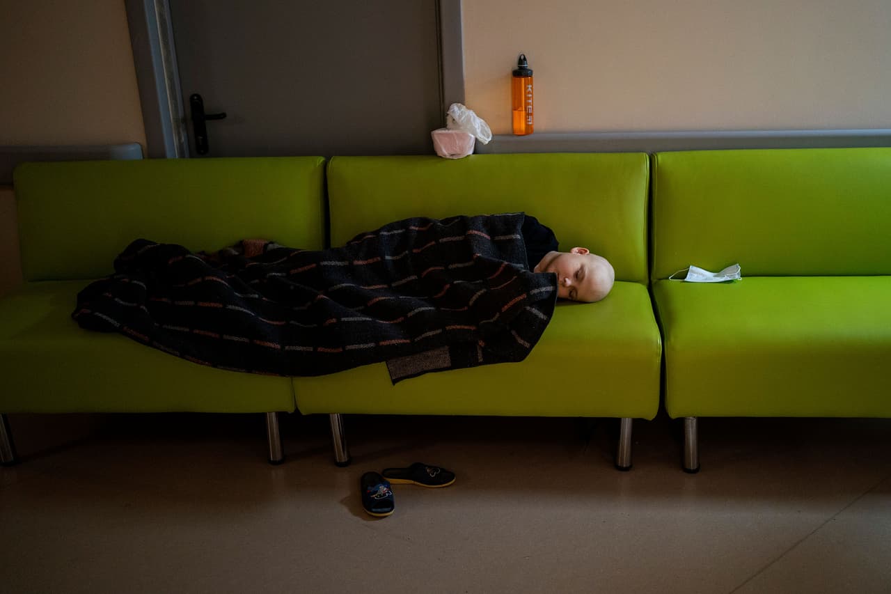 Un paciente oncológico descansa en un sótano que se preparó como refugio antiaéreo en el hospital infantil de Okhmadet, en el centro de Kiev. En ese momento podían escucharse las sirenas que alertan a la población de nuevos ataques. 28 de febrero.