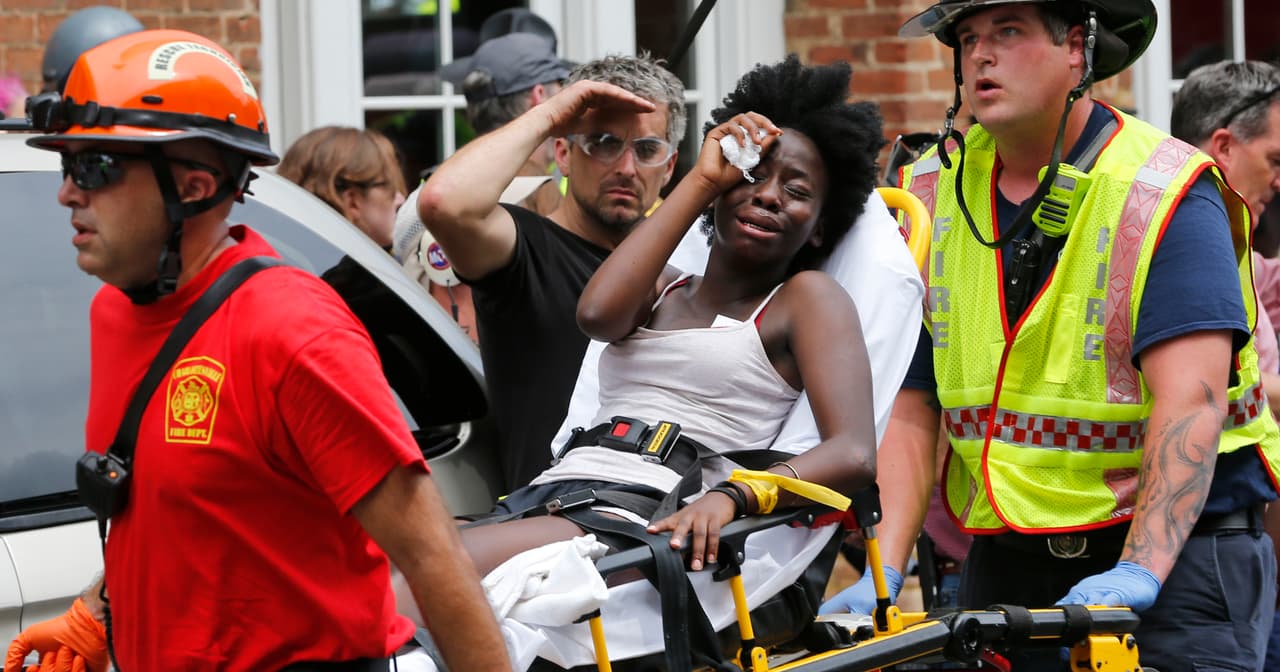 A última hora de la noche del sábado las autoridades estadounidenses acusaron formalmente de asesinato en segundo grado a James Alex Fields Jr., de 20 años y natural de Ohio, como presunto autor del atropello.