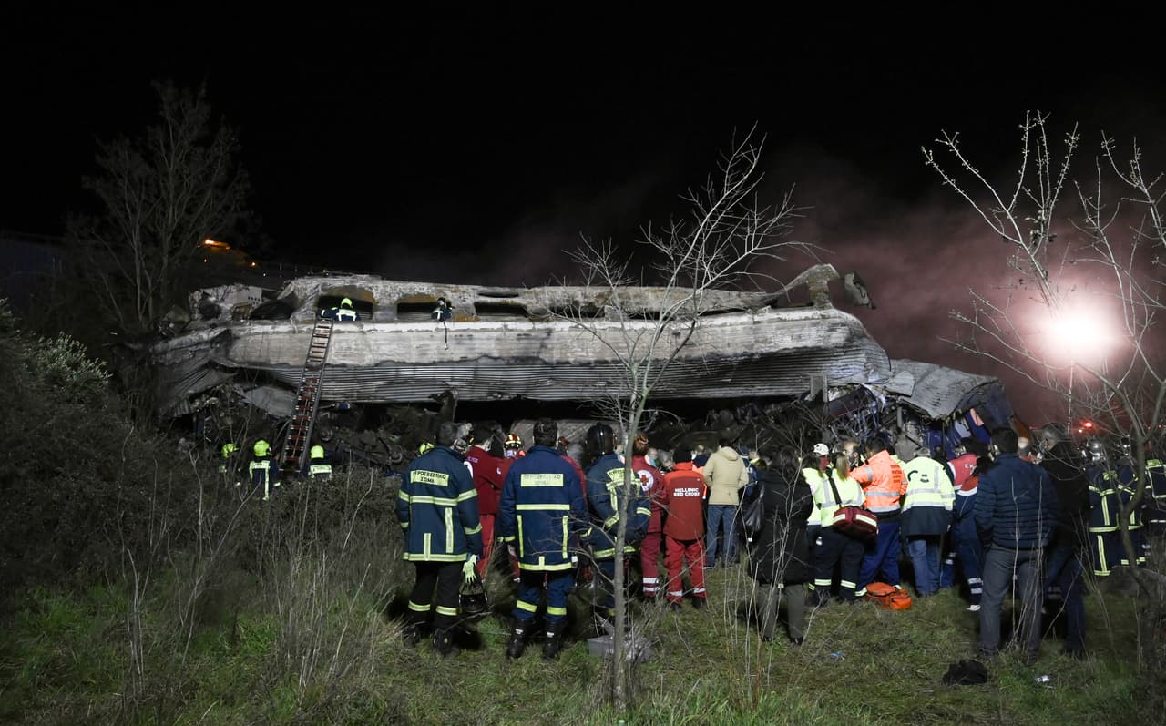 Según la prensa local, todo indica que los trenes -ambos operados por Hellenic Train- iban a gran velocidad en el momento del impacto, por lo que los respectivos conductores y otros miembros de las tripulaciones murieron en el accidente.
<br>