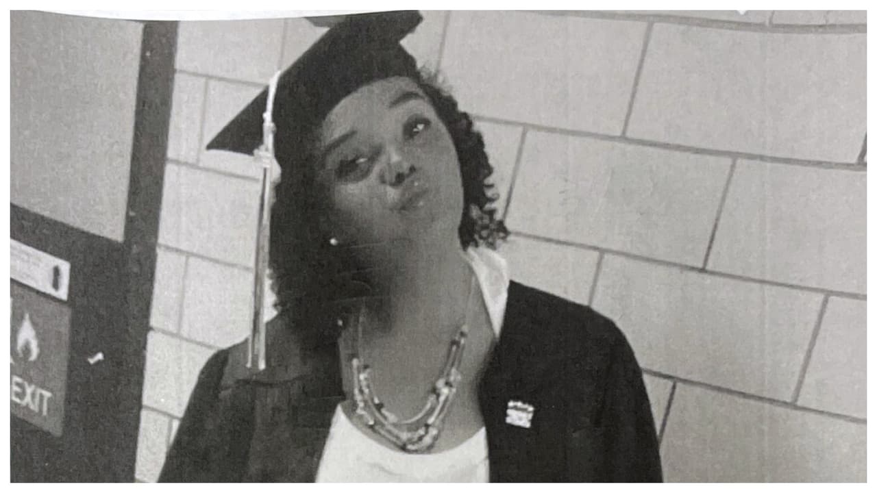 El martes 31 de enero de 2023 alrededor de las 07:15 se vio por última vez a 
<b>Aliana Morales, de 14 año</b>s y residente de 913 Elder Avenue, en el Bronx. Ella mide 5'4 "de altura, pesa aproximado de 168 libras, tiene los ojos azules y el cabello largo y negro rizado. Fue vista por última vez con una chaqueta negra, una camiseta rosa, jeans azules y tenis negros. Si la ves, llama al 911 o al 1-888-57-PISTA (74782).
<br> 
<br>
