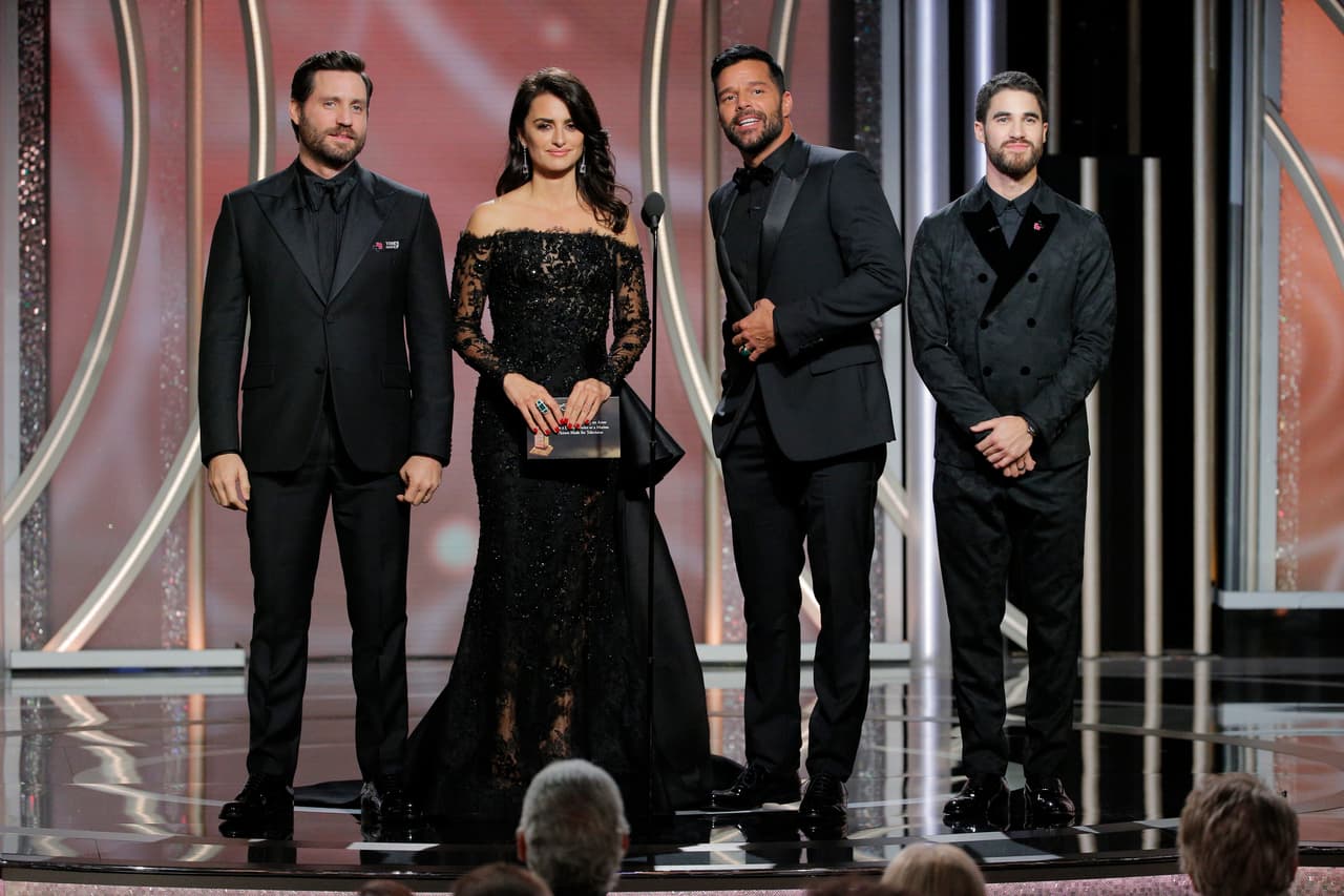 Ricky Martin y Penélope Cruz junto al elencó de la serie "Versache" presentaron la terna a mejor actor de serie.
