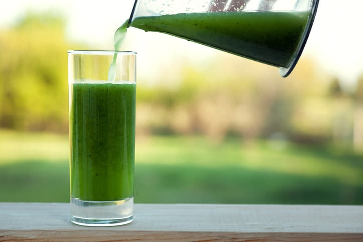 Los jugos detox ayudan a alcalinizar el cuerpo y eliminar toxinas, al tiempo que nutren al organismo con muchos minerales y vitaminas. Lo mejor es consumirlos en ayunas e inmediatamente después de prepararlos. El 
<a href="https://www.univision.com/noticias/recetas-reto-28/jugo-detox-verde-reto-28">verde</a> combina pepino, apio, espinaca y piña.
<br>