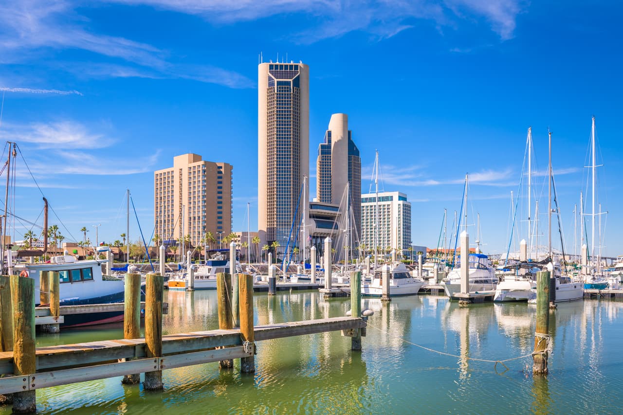 <h3 class="cms-H3-H3"><b>19. Corpus Christi, Texas</b></h3>
<br>
<br>Aunado a los 738 delitos violentos registrados por cada 100,000 ciudadanos, la ciudad también notificó un aumento del 22.9% en la tasa de homicidios en 2020. Para combatir este contexto,
<b> la policía ha solicitado subvenciones federales y está contratando más personal,</b> al mismo tiempo que otros funcionales locales han organizado actividades comunitarias para mejorar las relaciones con los residentes de la ciudad. 
<br>
<br>
<br>