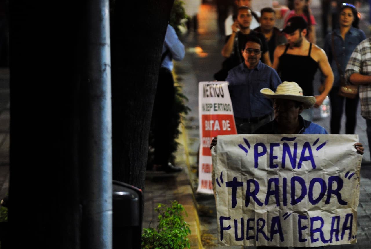 Los manifestantes gritan consignas en contra de la administración de Enrique Peña Nieto y las reformas. 
<br>
