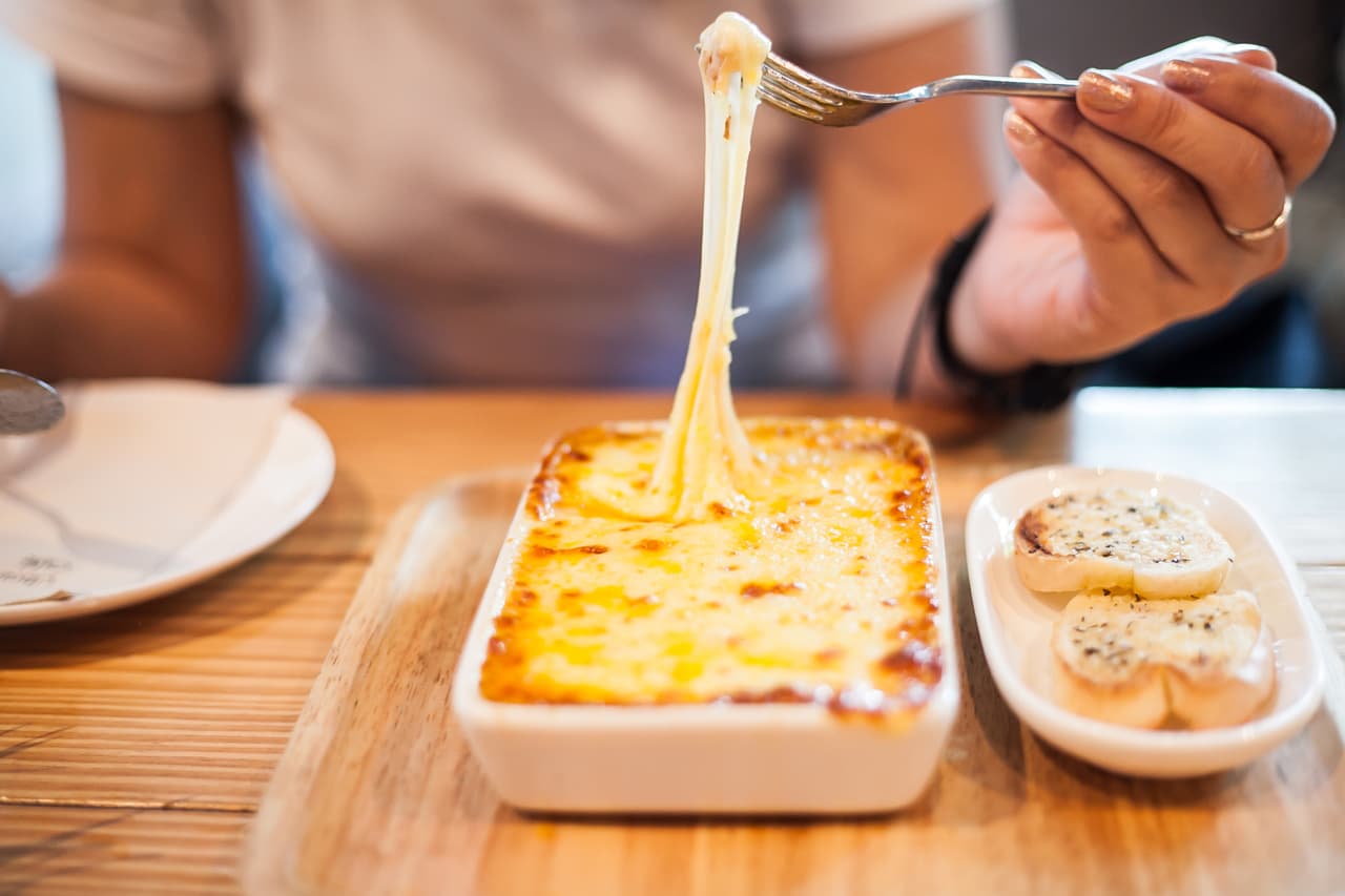<b>Evita el extra de queso. </b>En muchos restaurantes ofrecen la opción de un extra de queso. Aunque está muy rico, este es un alimento muy calórico repleto de grasas (y en muchos casos sal) que puede añadir hasta 
<a href="http://nutritiondata.self.com/facts/dairy-and-egg-products/8/2">100 calorías a tu plato</a>.
