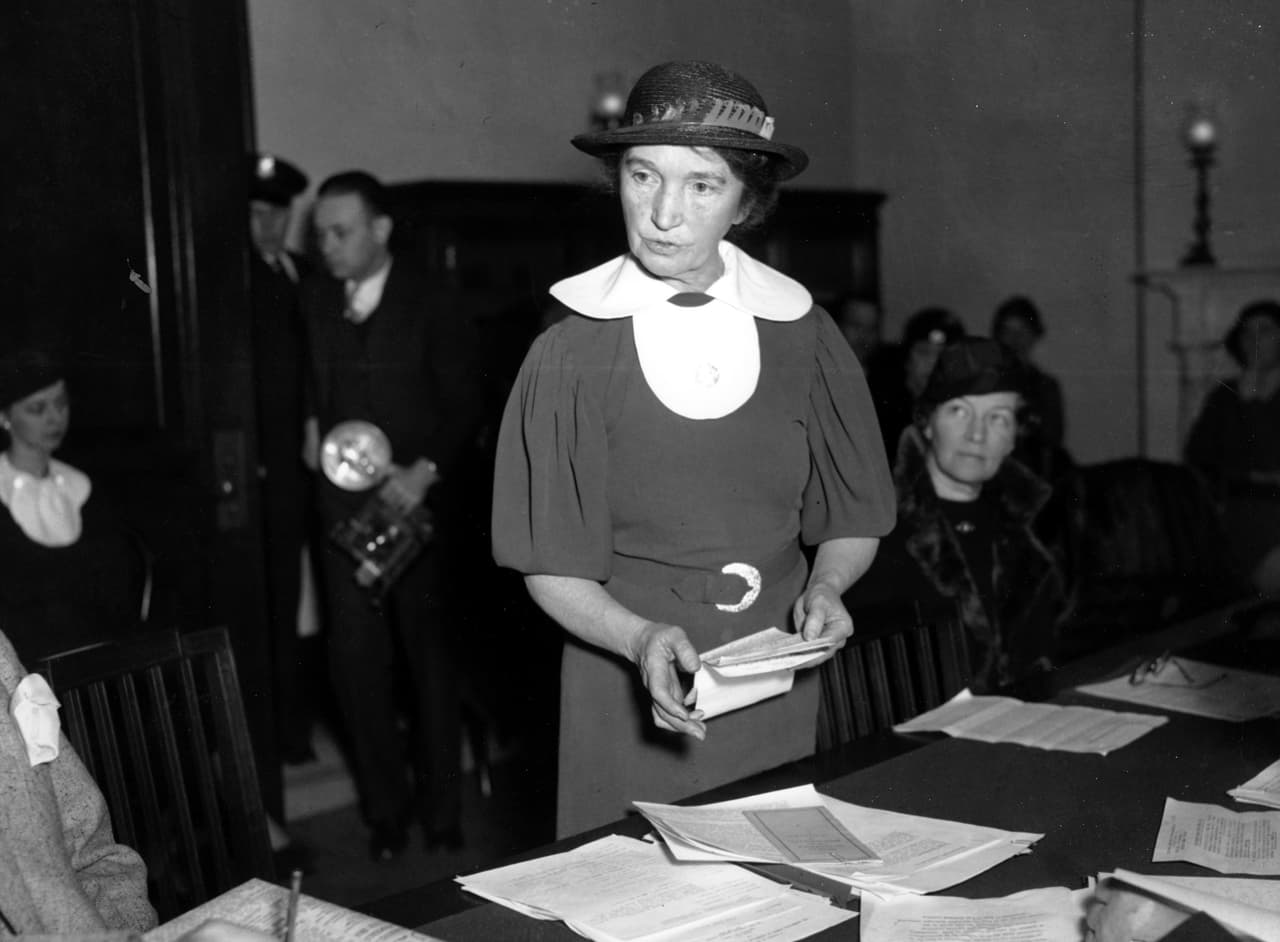 <b>Margaret Sanger, primera mujer en abrir una clínica de planificación familiar y salud femenina.</b> Además, fue la primera persona en abrir un centro de salud de este tipo, en Brooklyn, Nueva York, 1916. Fue cofundadora del sistema 
<a href="https://www.univision.com/temas/planned-parenthood"><u>Planned Parenthood</u></a>.