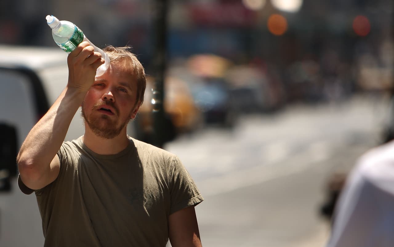 <b>Recuerda</b>
<br>Alerta a familiares y amigos sobre tus condiciones, especialmente si durante esta ola de calor no cuentas con electricidad. Llama al 911 ante los primeros síntomas de un golpe de calor.