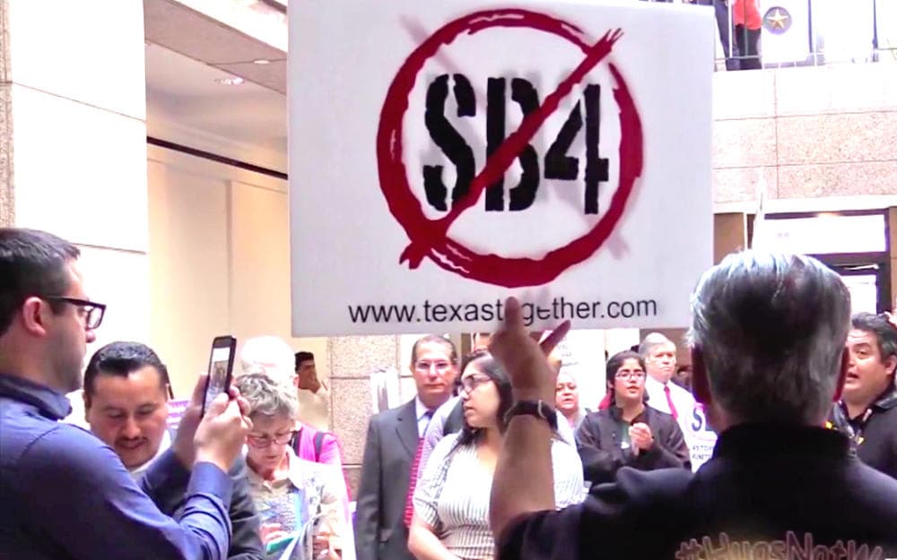 <h3 class="cms-h3-H3"><b>Una parte de la SB4 entra en vigor</b></h3>
<br>Una corte bloqueó temporalmente la mayoría de la legislación antisantuario que entró en vigor este 1 de septiembre. Las policías pueden preguntar sobre el estatus migratorio de una persona durante cualquier detención, pero el juez especificó que la persona no tiene que contestar y que el uniformado no le puede arrestar solo por una ofensa migratoria.
<br>A finales de septiembre, una corte de apelaciones levantó parte del bloqueo. La batalla legal sobre la constitucionalidad de la ley sigue en los tribunales.