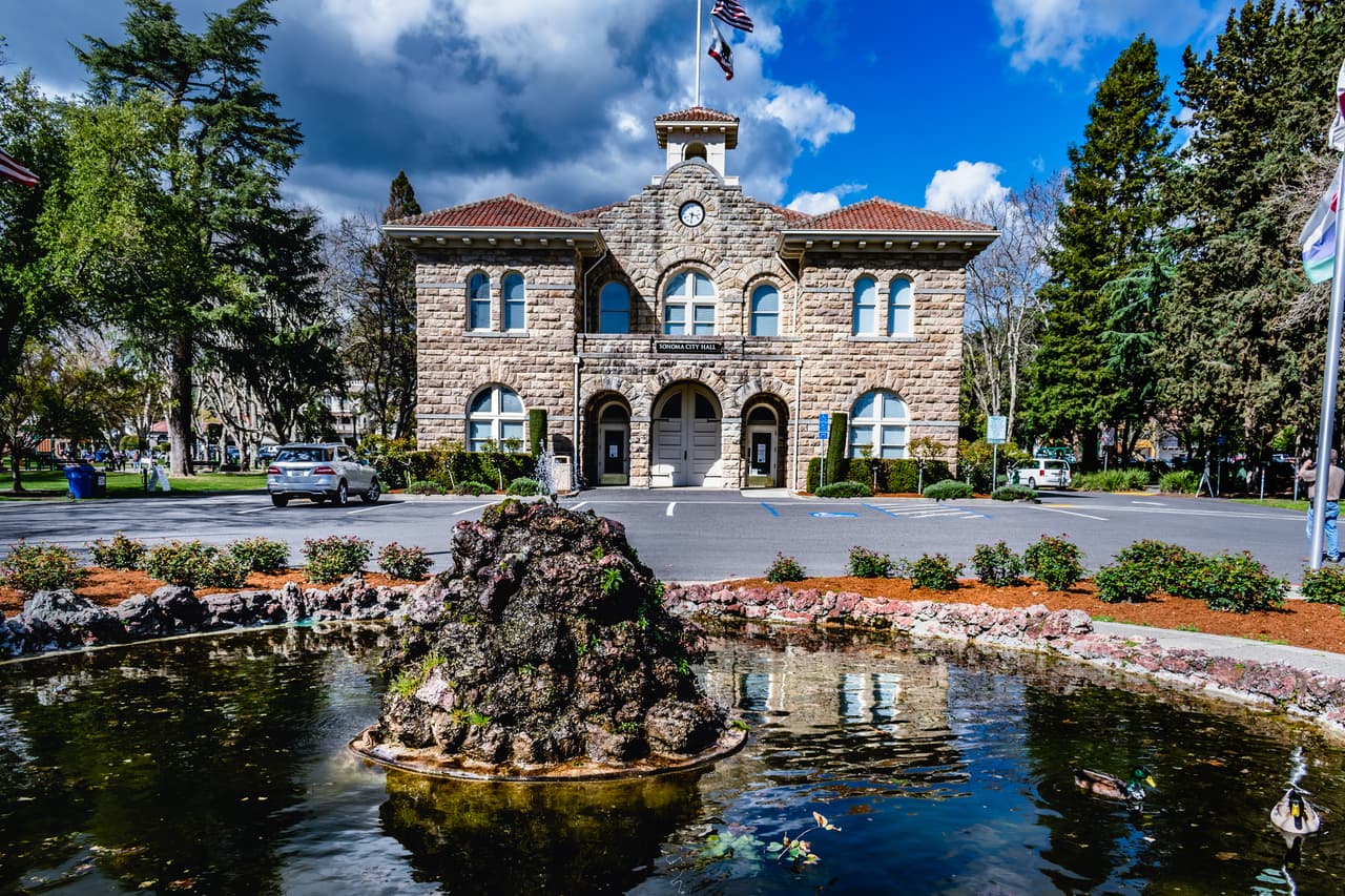 <h2 class="cms-H2-H2">26. Sonoma, California</h2>
<br>
<br>💵
<b> Salario mínimo por hora a partir del 1 de enero de 2023 (empresas con más de 26 empleados):</b> $17.00
<br>
<br>💵 
<b>Salario mínimo por hora a partir del 1 de enero de 2023 (empresas con menos de 25 empleados):</b> $16.00
<br>