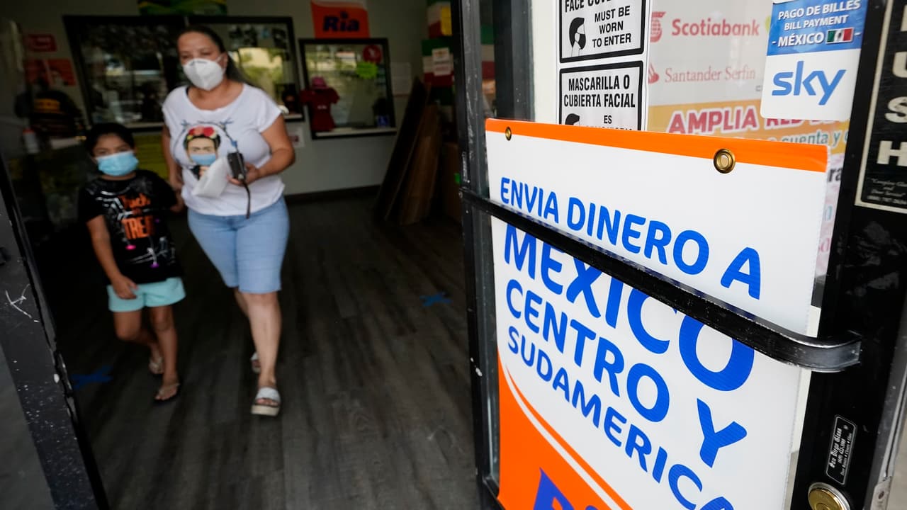 Miedo a deportaciones afecta envíos de remesas en Sacramento y golpea a pequeños negocios