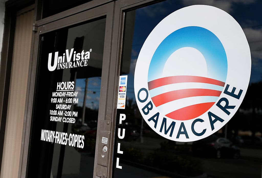 Trump insiste en desmantelar Obamacare si gana: ¿es realmente insostenible como asegura el expresidente?