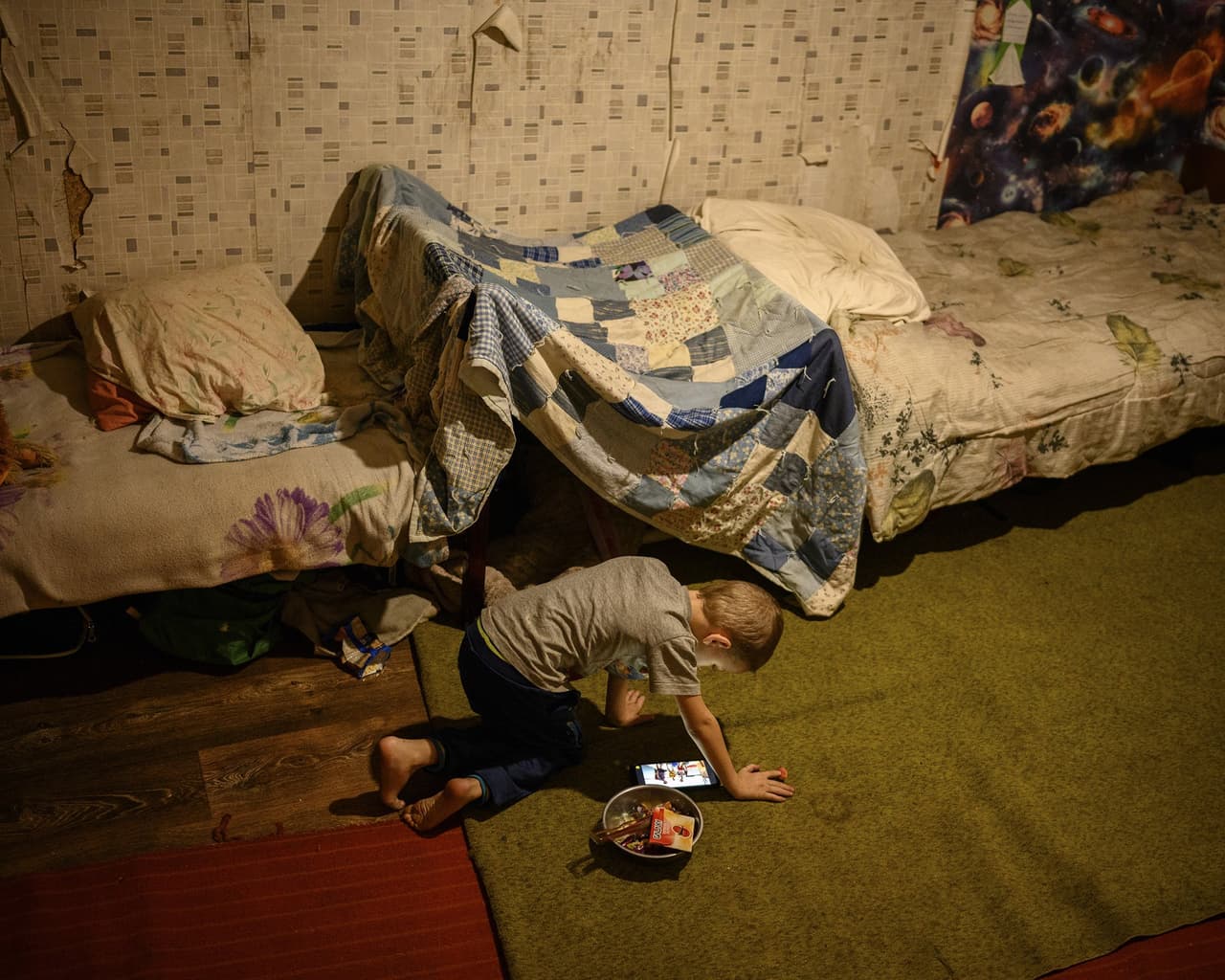 Un niño ucraniano juega con el celular de su madre en Donbas, a cientos de metros de donde estaba el frente de batalla entre las fuerzas ucranianas y los separatistas. El pueblo de Zaitseve está dividido en dos: una parte es controlada por los separatistas y la otra por las fuerzas del gobierno.