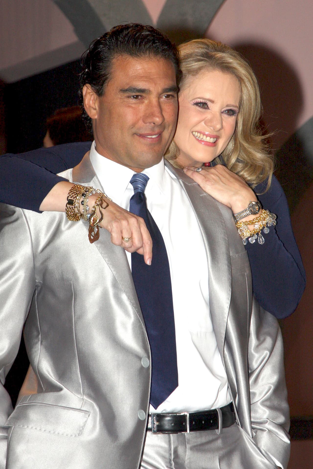 Estos rumores alcanzaron a Erika Buenfil, quien supuestamente también estaba interesada en el actor.