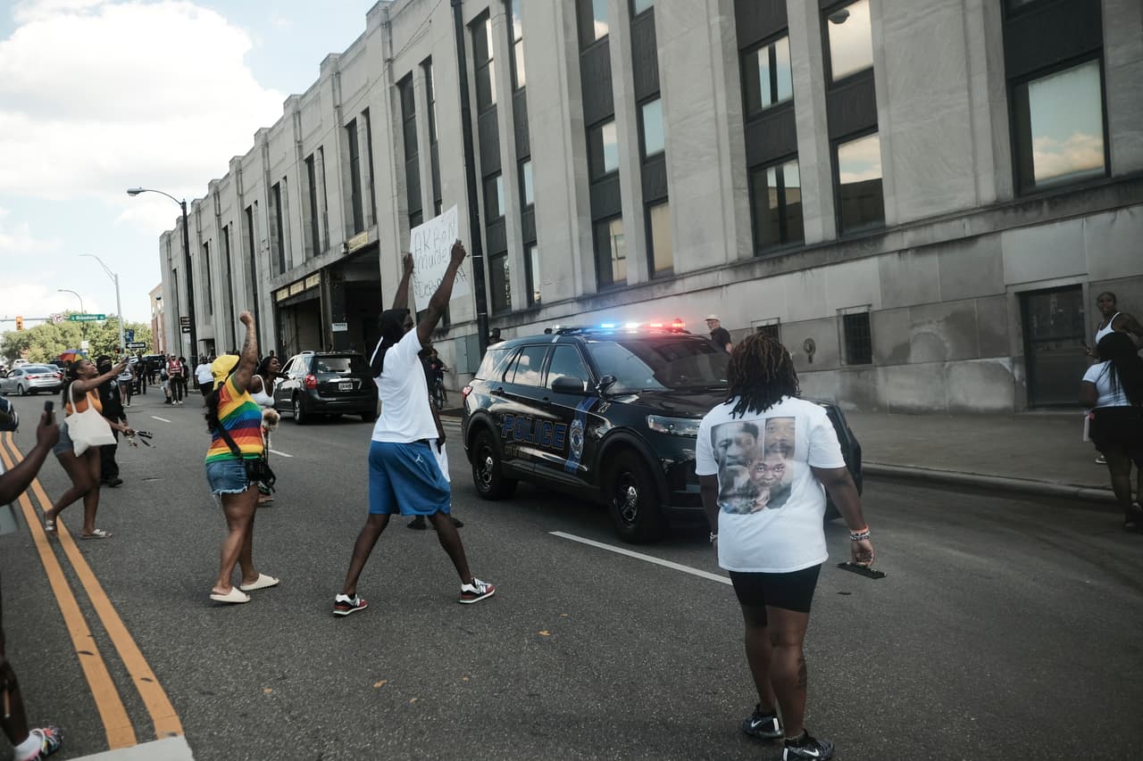Bobby DiCello, abogado de la familia del fallecido, dijo al diario 
<i>The Washington Post</i> que los policías abatieron a Walker "lo esposan y lo hacen rodar de espaldas y entonces comienzan a aplicar algún tipo de intento de medidas de salvamento, lo que después de más de 60 heridas y más de 90 balas se convierte en una causa perdida".
<br>