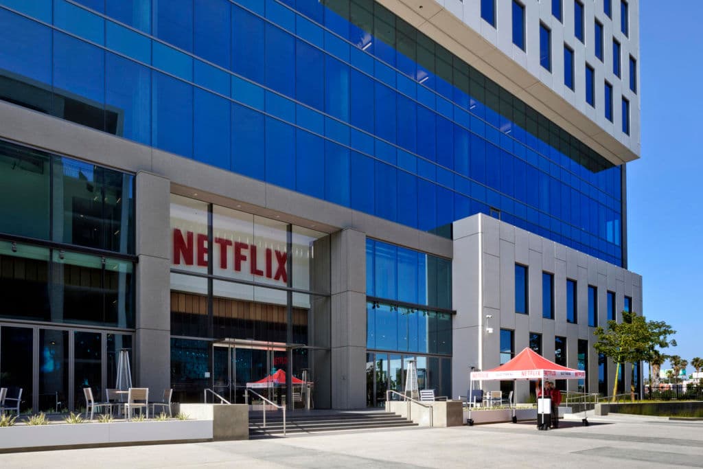 <a href="https://deadline.com/2021/07/netflix-to-require-covid-vaccinations-for-all-actors-on-us-productions-1234801577/" target="_blank">Netflix pide que estén vacunados</a> todos los actores de sus producciones en EEUU y todo aquel que entre en contacto con ellos.