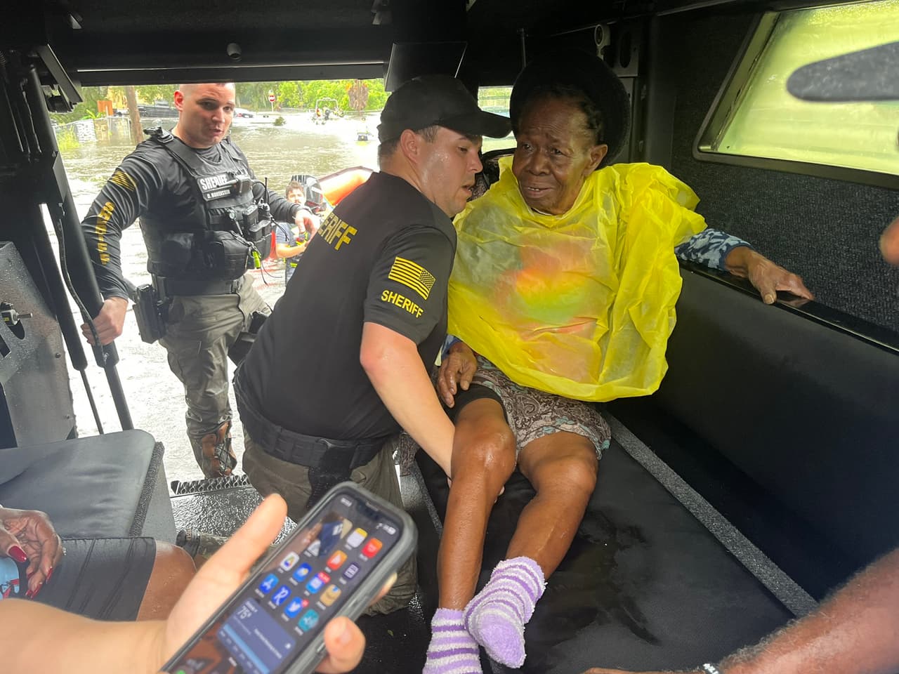 Estos vehículos se usan después de grandes tormentas ya que está capacitado para conducirlo con seguridad a través de grandes charcos de agua y sobre escombros.