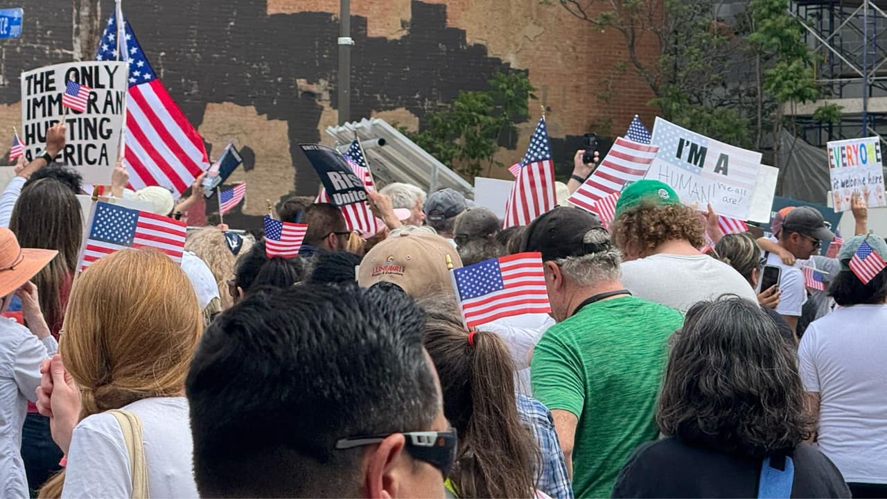 La marcha
<b> evocó la histórica manifestación de 2006, cuando más de 500,000 personas salieron a las calles de Dallas para defender los derechos de los inmigrante</b>s. Este año la respuesta de la comunidad superó las expectativas. Domingo García, representante de LULAC y organizador del evento, destacó el éxito de la movilización: 
<b>“El odio y el terror que vemos a diario contra la comunidad inmigrante no representan el país que conocemos y amamos. Hoy, Dallas envió un mensaje claro: ¡Ya basta!”</b>.
