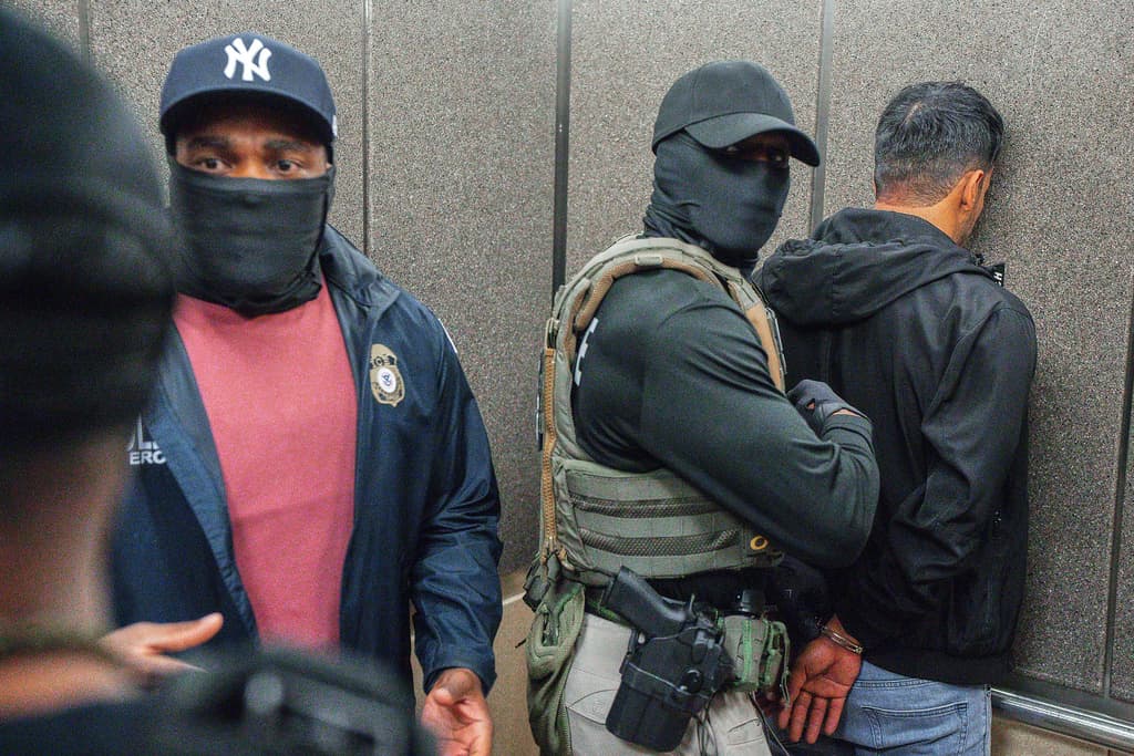 DHS reporta aumento en solicitudes de detención de ICE en Nueva York durante primer semestre de 2025