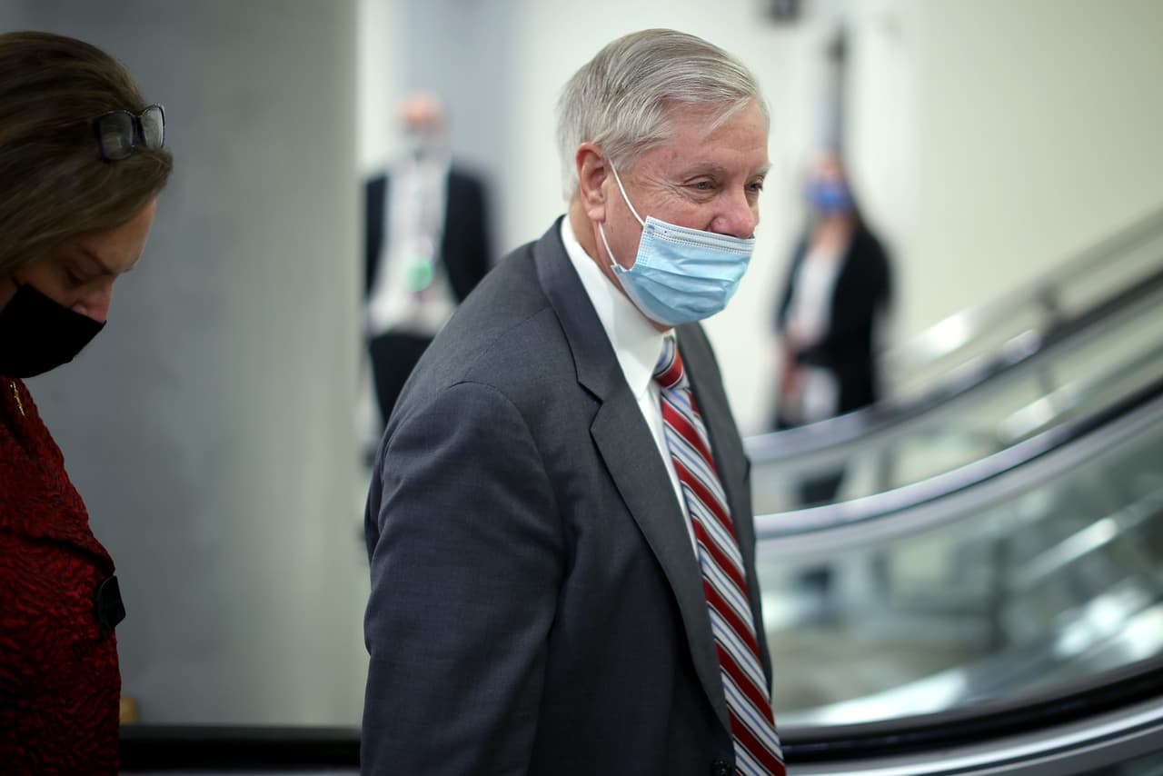 El senador 
<b>Lindsey Graham</b> dijo que no podía creer que "pudiéramos perder el Capitolio así", pero agregó q
<b>ue no cambió de opinión sobre si absolver a Trump durante el juicio.</b>
<br>
<br>"Creo que hay más votos para la absolución después de hoy que ayer", dijo el miércoles el republicano de Carolina del Sur.
<br>