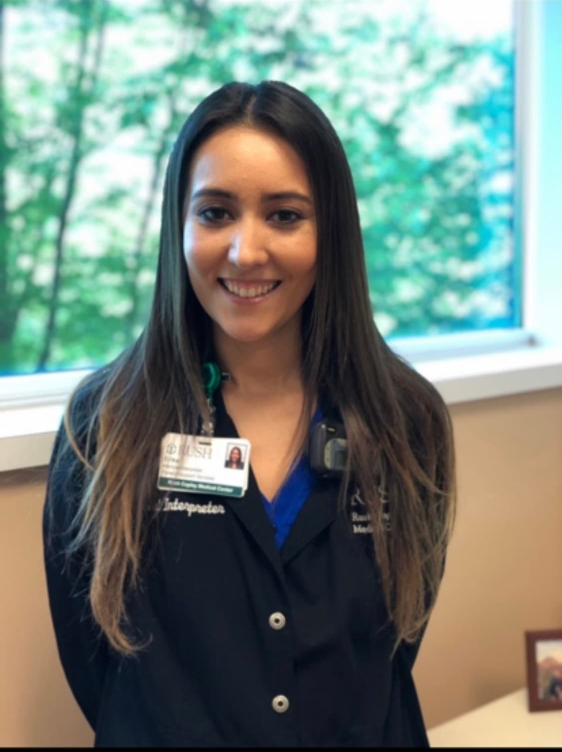 Érika Velazquez trabaja en el Centro Médico Rush Copley en Aurora. Como interprete, está a cargo de comunicarle toda la información relevante a pacientes que no hablan español.
