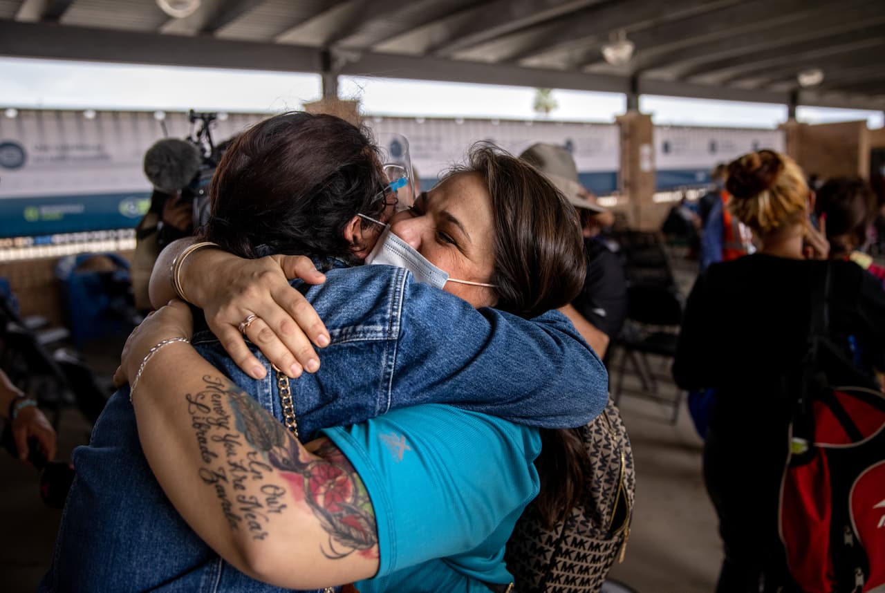 <b>¡Bienvenida! </b>Un voluntario da la bienvenida a un grupo de al menos 25 solicitantes de asilo inmigrantes a quienes se les permitió cruzar oficialmente desde un campamento de migrantes en México a los Estados Unidos.