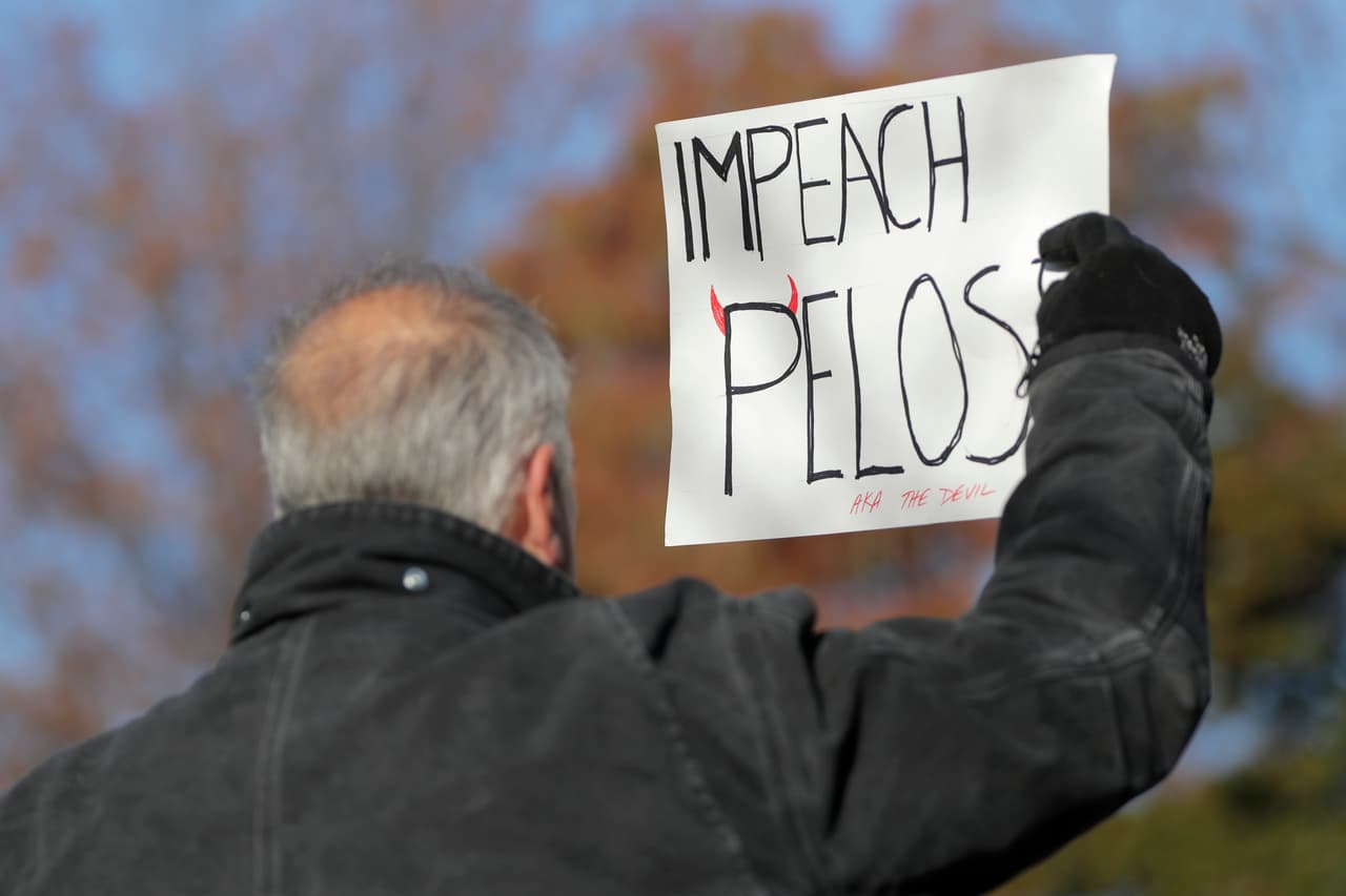 Mark Kamph, partidario del presidente de Nevada, mostró un cartel con un mensaje contra Nancy Pelosi, presidenta de la Cámara de Representantes.