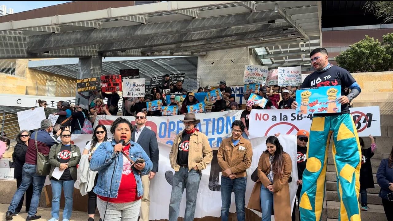La 
<b>manifestación se llamó "Resistiremos"</b> y las agrupaciones protestaron no solo contra la 
<a href="https://www.univision.com/local/austin-kakw/sb-4-tribunal-de-apelaciones-greg-abbott-entra-en-vigor-austin-texas" target="_blank">Ley SB-4</a>, también contra el plan de aplicación de las leyes de inmigración del 
<a href="https://www.univision.com/local/dallas-kuvn/que-sigue-para-los-inmigrantes-indocumentados-tras-el-bloqueo-a-la-ley-sb4-video" target="_blank">gobernador Greg Abbott</a>, así como la polémica Operación Lone Star.