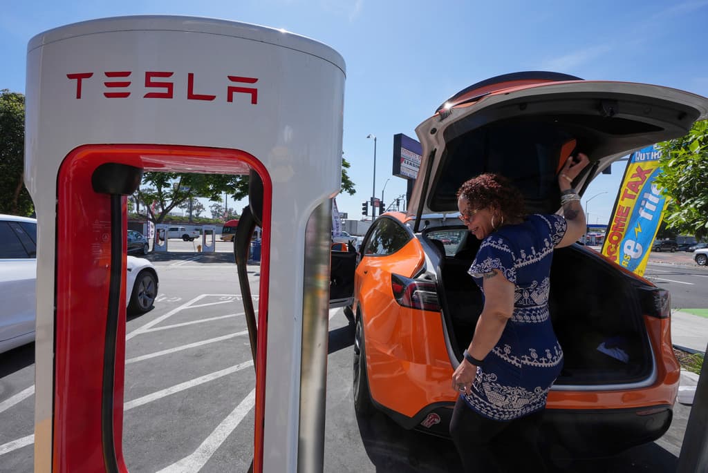 Paquete fiscal de Trump va a acabar con subsidios a carros eléctricos (por si pensabas comprar uno)