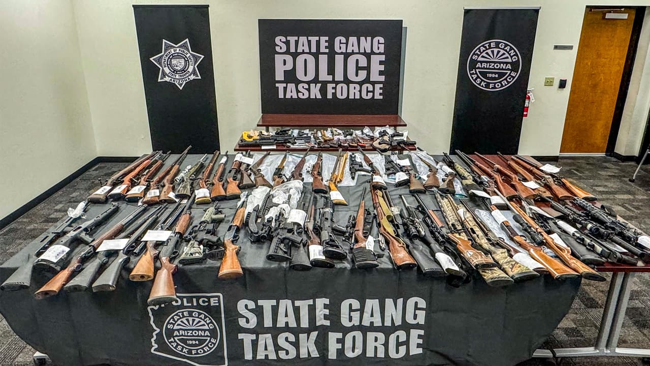 Decomisan 80 armas de fuego durante cateo en Tucson; hay dos sospechosos detenidos