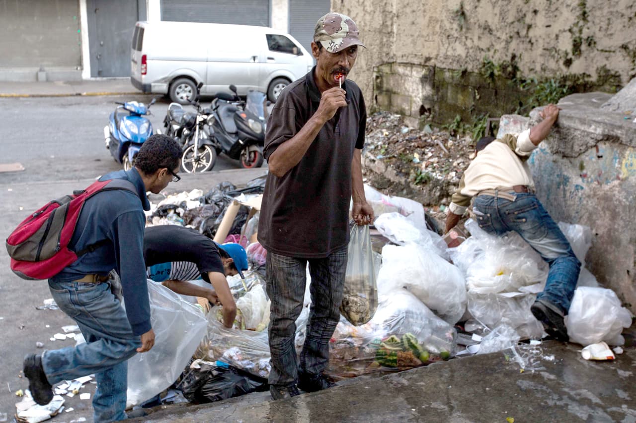 "Hoy revisé la basura y conseguí dos paquetes de chupetas y las repartí entre los compañeros míos", dice Villamizar, como si hubiese encontrado un tesoro. Las bolsas de basura apiladas en esta esquina de la Plaza El Venezolano, en el centro de Caracas, suelen provenir de una piñatería y de dos restaurantes cercanos. Y quienes comen de ellas las esperan con puntualidad: 
<b>"A las 5:30 (de la tarde) llegan las bolsas del restaurante chino"</b>.
