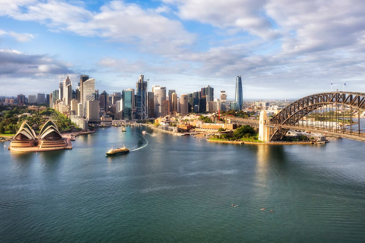 <h2 class="cms-H2-H2">4. Australia</h2>
<br>
<br>🧳 
<b>¿Qué lugar ocupó en 2022?</b> 6.
<br>
<br>🧳
<b> ¿Por qué está en el listado?</b> El informe lo define así: es un país que está lejos de todo y eso es una ventaja. Tiene, además, playas, metrópolis (como Sidney o Melbourne), experiencias rurales y una espectacular –y poco común– fauna.
<br>
<br>🧳 
<b>¿De qué tienes que cuidarte si viajas a este país?</b> Peleas en bares. 
<br>