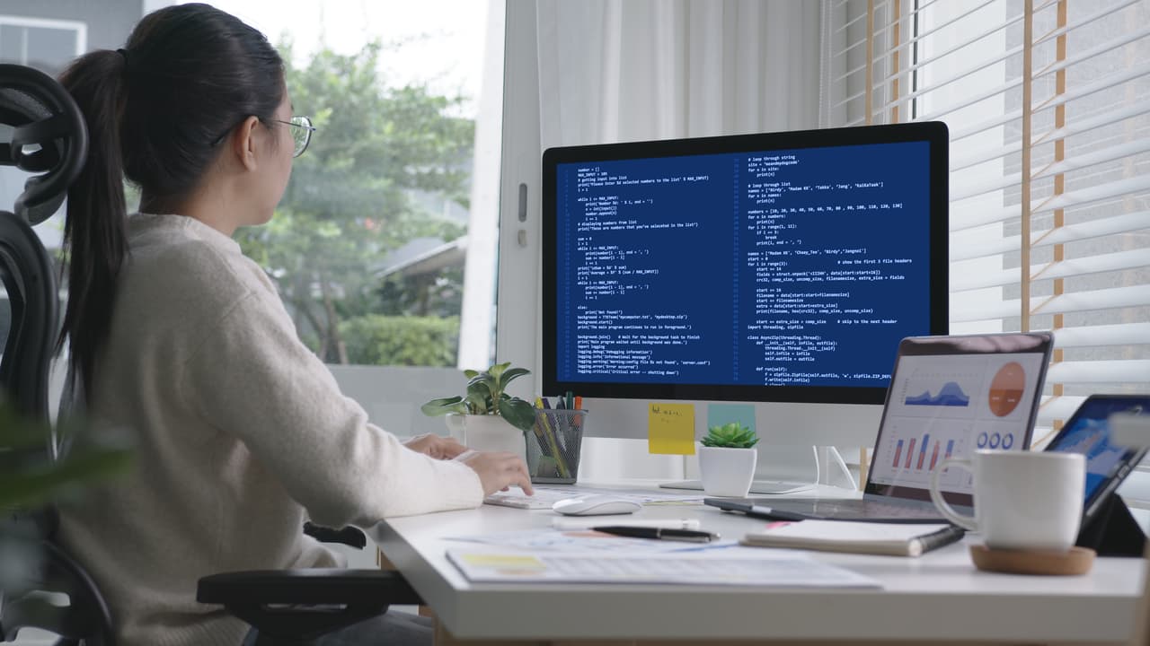 <h3 class="cms-H3-H3">1. Científico de datos</h3>
<br>
<br>La recopilación y análisis de datos sigue siendo un mercado al alza: los trabajos relacionados con la ciencia de datos seguirán siendo muy buscados en 2023. Hay varios roles y trabajos diferentes que entran dentro del ámbito de la ciencia de datos, hay varias plataformas en línea que ofrecen especialidades en este campo que pueden resultar de especial utilidad. 
<br>
<br>📌 
<b>Salario promedio por año:</b> $101,736.
<br>
<br>📌 
<b>Habilidades requeridas: </b>análisis de datos, conocimiento de matemáticas y estadística, así como de programación en lenguaje Java/Python es una ventaja importante. 
<br>
