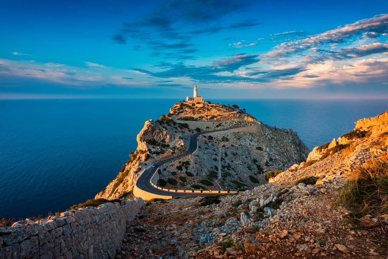 <h2 class="cms-H2-H2">7. Mallorca, Islas Baleares</h2>
<br>
<br>Esta isla, al sudeste de España, ofrece excursiones por los alrededores, paseos en globo aerostático y degustaciones con los lugareños como experiencia gastronómica. 
<br>
<br>Su espectacular geografía ofrece paseos cercanos a la costa hasta la Sierra de Tramontana, donde se encuentra el Puig mayor, la montaña más grande de la isla, con 1,445 metros de altura.
<br>